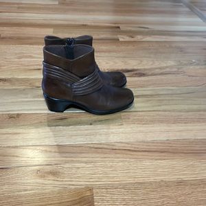 Clark’s women’s ankle boots size 5.5